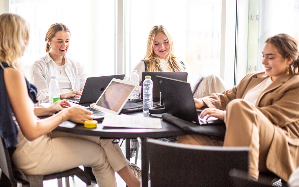 Overvejer du Ørestad Gymnasium? Book et online møde med elev eller studievejleder