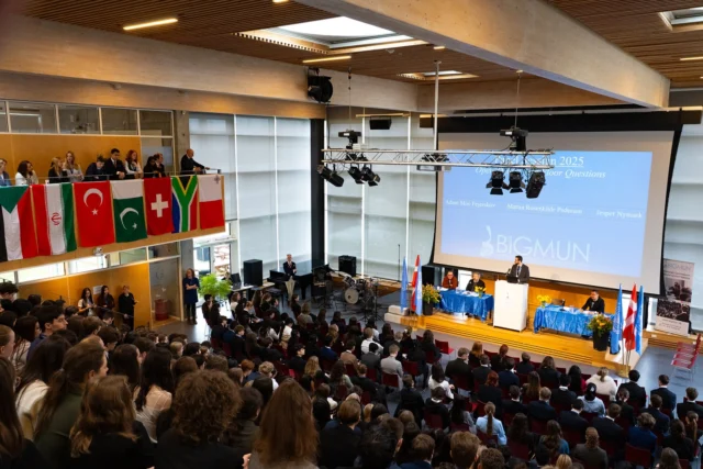 BIG MUN🇪🇺🙋  I sidste uge sendte vi 8 af vores dygtige global society elever afsted til det internationale event: Big MUN på Birkerød Gymnasium.  Big MUN er en fem dage lang konference hvor elever fra hele verden mødes og debaterer politik, som man ville gøre det FN.  I år var emnet “PEACE, PIECE BY PIECE”, og i de forskellige kommitéer blev der snakket om alt fra kvinders rettigheder til klima og konflikter i verden.