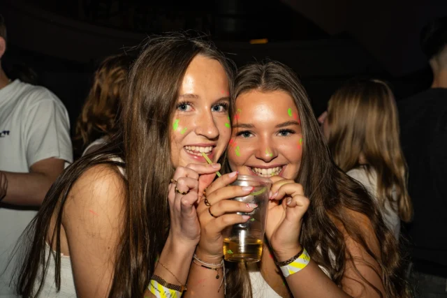 RAVEFEST!🎨💃🕺  Tak for dansen OEG.  Find alle billederne på linket i bio 📸