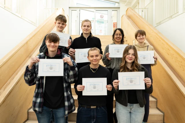 BIGMUN DIPLOMER!🌍📃  I mandags modtog syv af vores dygtige elever, deres diplom for at deltage på dette års BIGMUN.  Henover fem dage, har de nemlig deltaget i en kæmpe international konference. Her har de diskuteret og debateret politik, som man ville gøre det i FN.  Godt gået!👏