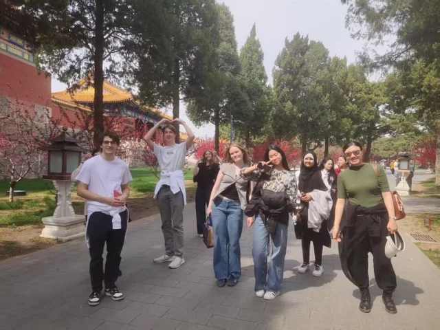 SPROGREJSER!☀️✈️  Sidste mandag sendte vi vores spansk og kinesisk sproghold afsted til Alicante, Malaga og Beijing på sprogrejser. 🇨🇳🇪🇸  De har været vidt omkring og lært en masse, som de er igang med at samle i små videoer fra turene.