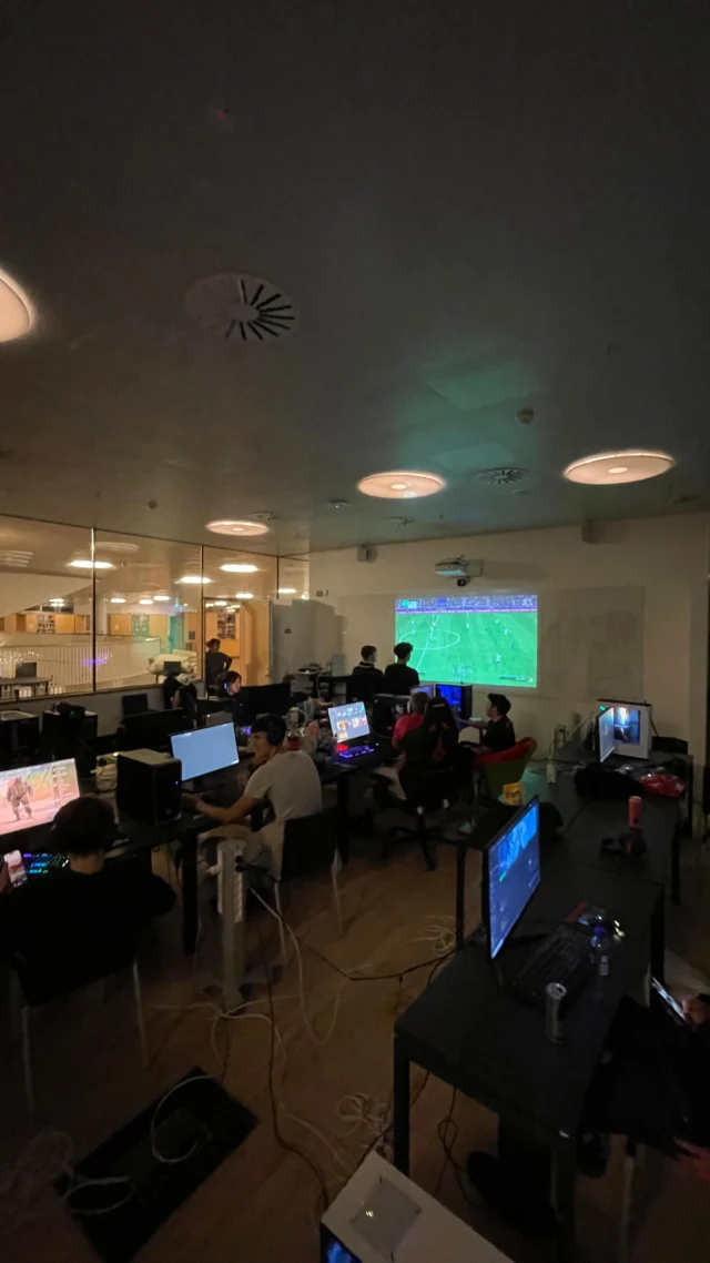 OEG AFTERHOURS! 🕹️🎮  Fredag d. 2. maj. kl 17:00 afholder vi LAN-Party på OEG. Tag dit udstyr med og brug en nat på skolen med gaming og film.  Du kan læse mere og tilmelde dig via linket her i profilens bio, eller via linket du har modtaget på mail. Vi glæder os til at se dig✨
