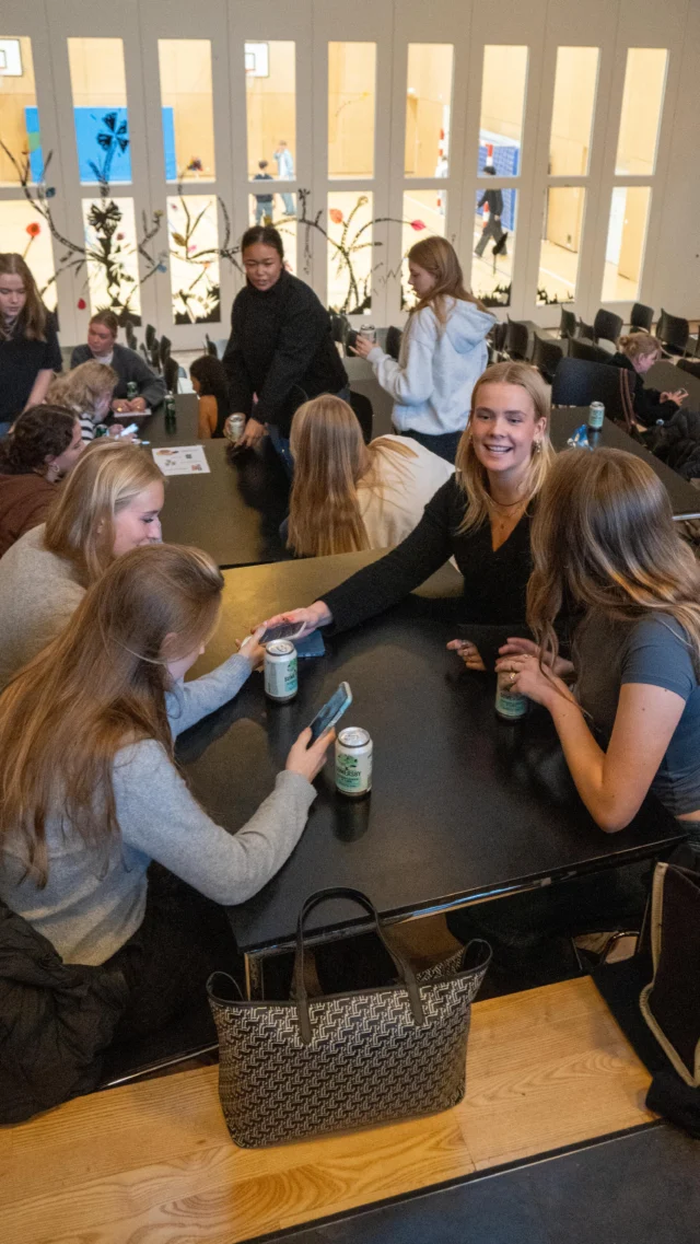 FREDAGSCAFÉ! 🍻☀️  Tag din ven under armen og kom med til fredagscafé, på fredag efter skole! Vi sørger for god musik og kolde drikke.