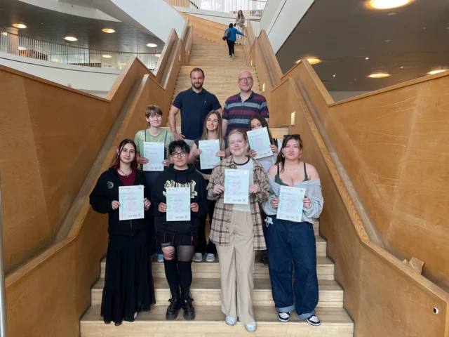 CAMBRIDGE ENGELSK! 📖  Igennem det sidste år har en flok af vores dygtige elever deltaget i kurset: Cambridge Advanced English. Der udvikler den talentfulde deltagers mundtlige og skriftlige engelsk egenskaber.  I torsdag modtog de diplomerne for at gennemfører kursets eksamen og for deres flotte indsats. Tillykke! 🤩