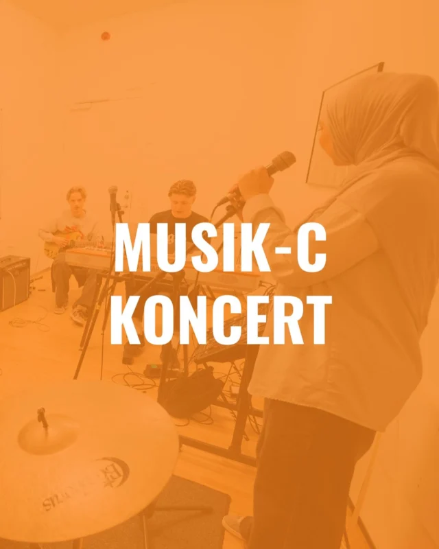 MUSIK-C KONCERT! 🎸🥁  Som optakt til eksamen i musik-C har 1.g og 2.g musikholdene spillet og sunget for et publikum af venner og familie. Det kræver is i maven og god opbakning - og det var der masser af ved koncerten.  Tak for en flot performance til alle de optrædende! 👏