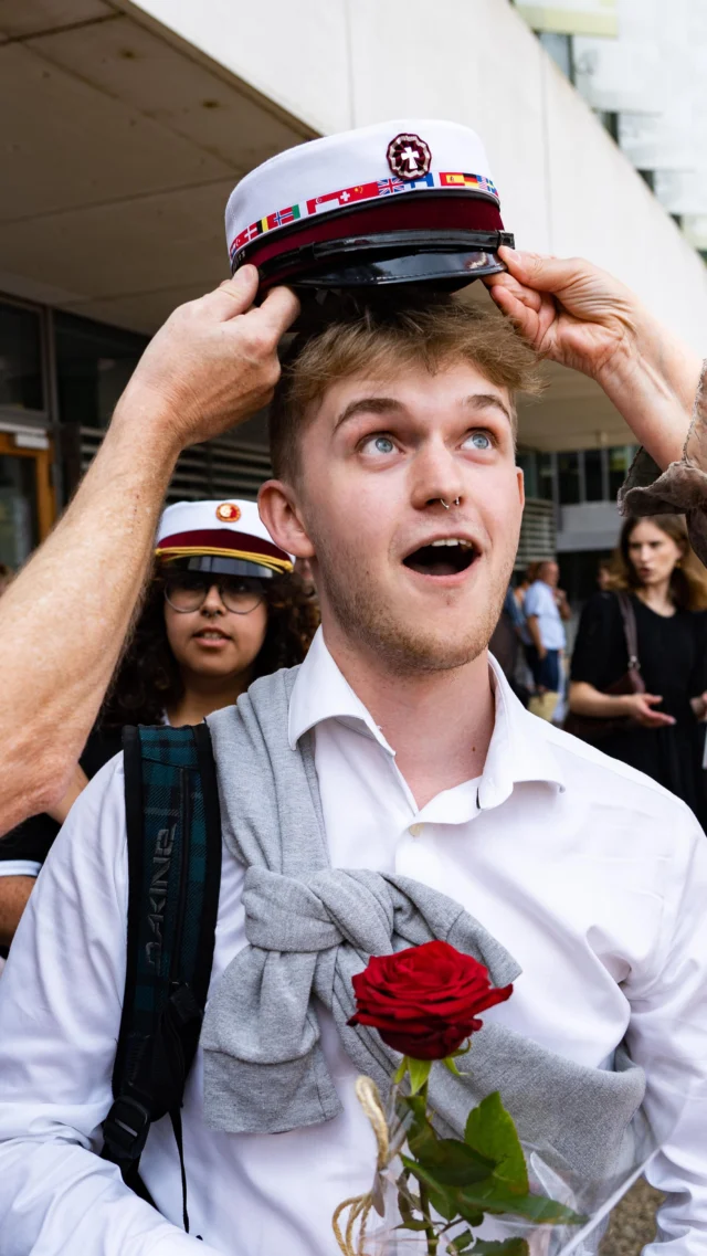 STUDENTERHUER OG BLÅ BØGER! 📘💃  Etagerne har været fyldt med glæde og nye huer der skulle ses og prøves, for i sidste uge ankom alle de fine huer og blå bøger.  Nu er der ikke længe til vi sender endnu et dygtig elevhold afsted fra OEG 🥳
