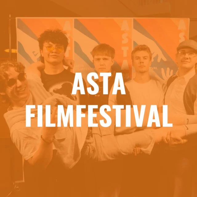 ASTA FILMFESTIVAL 2025! 🎬🎥  I tirsdags rullede vi den røde løber ud og fejrede alle skolens seje og velproducerede elevproduktioner, til vores helt egen ASTA Filmfestival.  Biografsalen i Fields var fyldt, da 11 af mediefagselevernes produktioner rullede over skærmen. Senere på aftenen bevægede vi os over på skolen, hvor vores dygtige jury stod klar til kåre filmene. 🍿🥂  Kæmpe cadeau til alle de seje film 👏
Og tusind tak til alle de seje kræfter bag festivalen - elever, lærere, jury, Nordisk Film Biografer Fields og ikke mindste et stort tak til alle fremmødte.  Nåede du ikke med eller skal du lige have et ekstra kig på en af filmene, så ligger de lige om straks på skolens Youtube 🎦