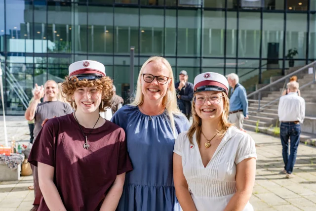 Så fik de første studenter huerne på! 🥳🇩🇰