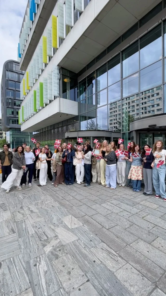 TUTORERNE ER KLAR! ER DU? 🥳🎉  Skolestart er i morgen, og vi kunne ikke glæde os mere! Vi glæder os til at tage imod jer i morgen kl 9.