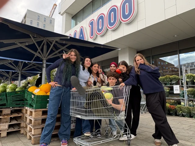 FOTOSAFARI! 📸 ✨  I fredags arrangerede vores seje tutorer fotosafari for deres GF klasser.  Eleverne blev sendt rundt i hele Ørestaden, fra biografen i Fields, til DR byen og tilbage til OEG Sky, for at tage sjove og seje billeder.  Tak for en fantastisk afslutning på en god uge, og for alle de skønne billeder!☀️