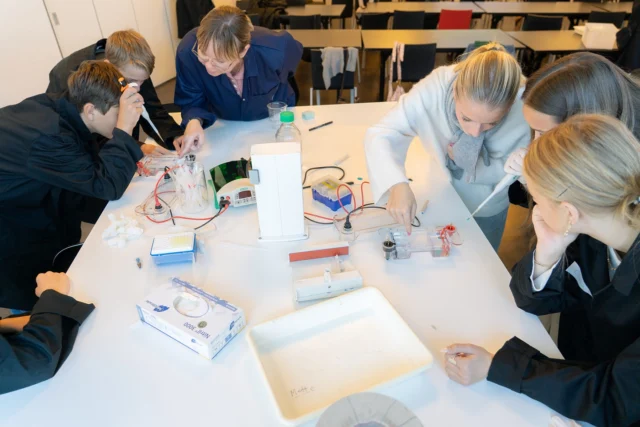 NATURVIDENSKABSFESTIVAL! 🤖🧪  Denne uge har vi holdt Naturvidenskabsfestival på OEG.
Vi har haft besøg af en masse søde 8. Og 9. Klasser fra folkeskolerne her på Amager, som sammen med vores egne dygtige elever og lærer har deltaget i workshops. De har lært om alt fra brug af DNA til at løse mordmysterier, til programmering og kodning af robotter.  Tak for en fantastisk og naturvidenskabelig uge!🤩