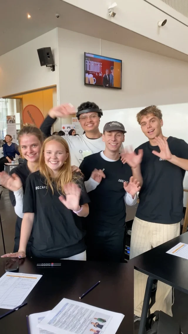 UDVALGSBAZAR! 🎥 ⛷️ 🌍  I fredags havde alle vores spændende udvalg sat boder op i kantinen, så man kunne komme og høre mere og tilmelde sig bl.a. Kulturudvalget, OEG Live, Bogklubben, LGBTQ+ udvalget og mange flere.
Det blev til en skøn formiddag med mange nye udvalgsmedlemmer! ⚡️  Nåede du ikke at tilmelde dig et udvalg i fredags? 🫵
Så frygt ej, du kan se alle vores seje udvalg på OEG’s hjemmeside og tilmelde dig via mail der! ✨  Tak for en skøn Udvalgsbazar!