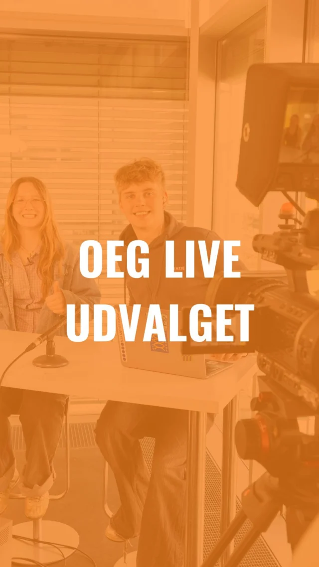 SKAL DU VÆRE MED I OEG LIVE! 🎥🎤🎬  OEG Live er et af skolen mange udvalg, og en gang om måneden sender de live ud til hele skolen, med et kort nyhedsprogram om alt det vigtige der sker her på OEG.  Om du er mest til at stå foran kameraet som vært, sidde med teknikken bag kameraet eller til at skrive indholdet, så er der plads til dig! ⚙️ ✍️  Lyder det som noget for dig, så kom med til redaktionsmøde på mandag i spisepausen, det foregår i lokale 142H.  Vi glæder os til at se dig!🫵