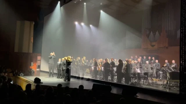 CPH PHIL KONCERT! 🎼🎻  Sidste onsdag var hele 2. Årgang og vores musikklasser afsted til generalprøven på CPH Phils nye koncert, Skæbnen / Melodrama 2.  Koncerten bød på både storslået symfonisk musik, skuespil og videoscenografi, bundet sammen i en gyserfortælling om sorg og krig, i den verden vi lever i lige nu.  Tak for en tankevækkende og smuk udflugt OEG!✨