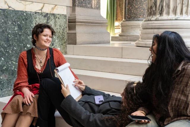WORKSHOP MED ÅRETS MULTIFORESTILLING! 🎭🤩  Vores elevhold til Multiforestillingen 2025 har haft en inspirerende dag fyldt med kreativitet, samarbejde og græske guder 🏛️✨  Dagen startede på Ørestad Gymnasium, hvor eleverne arbejdede med idéudvikling til små scener – inspireret af forskellige græske guder og gudinder ⚡️ Derefter gik turen til @glyptoteket hvor de fik en rundvisning og dykkede endnu dybere ned i Græsk Mytologi.  En dag fyldt med kreativ energi, grin og mytologisk magi – vi glæder os allerede til at se, hvordan idéerne udvikler sig på scenen! 🌟