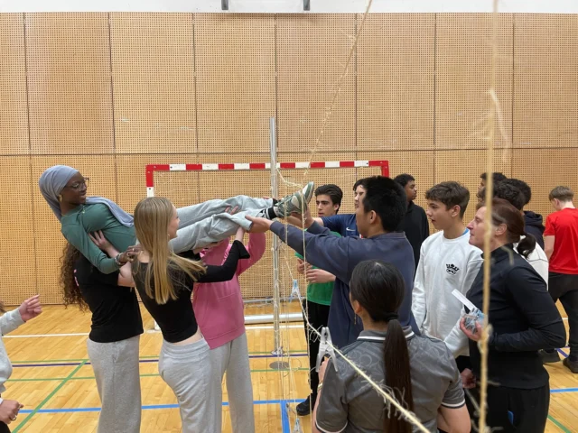 TEAMBUILDING DAG! 🤩✨  Sidste fredag havde vores seje hold af idrætslærer, planlagt en fælles teambuilding dag for alle 1.G’erne, som netop er startet i deres studieretningsklasser.  Sammen i klasserne, løste alle vores søde 1.G’ere forskellige udfordringer, i en stor konkurrence mod de andre studieklasse, i dyster med alt fra at balancere på stylter, til at kravle igennem store spindelvæv.  Tak for en hyggelig dag, og kæmpe god holdånd! 🫱🏻‍🫲🏾