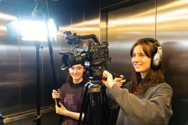 MEDIEFAG EKSAMENSPRODUKTION! 🎬🎥  Vores seje 3.g Mediefag A-hold er i fuld gang med forberedelserne til årets eksamensproduktioner 🤩🔥  I dag havde vi besøg af instruktør Zinnini Elkington, som gav en spændende talk om sin debutfilm “Det Andet Offer”. Hvor eleverne fik et indblik i alt det hårde og kreative arbejde der lå bag, og hele processen når man går fra en ide til en færdig produktion💡🎬  👉 Husk, at du kan se alle vores elevers tidligere eksamensproduktioner på vores YouTube-kanal: Ørestad Gymnasium 📺  Vi glæder os til at se årets nye produktioner til Asta Filmfestival! 🌟🏆🎥