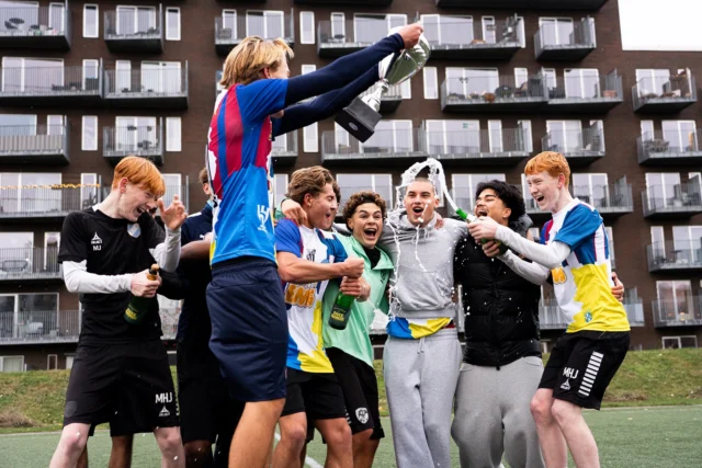 OEG CUP FINALEN! ⚽️🏆  Der var fuldt hus på fodboldbanen i Byparken, da OEG Cup 2025 blev afgjort i en intens og mega spændende finale i onsdags!  Swipe for highlights fra kampen 📸🔥  Tusind tak til alle de seje hold, der gav den gas hele vejen – og et KÆMPE tillykke til 2.Q, som tog pokalen med hjem! 🤩✨