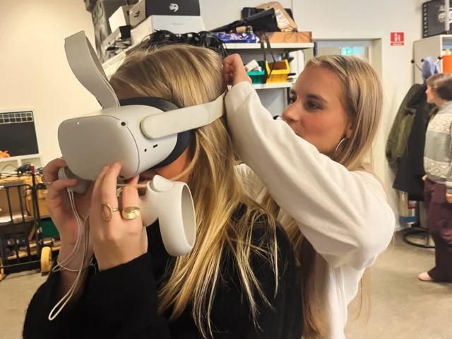 UDDANNELSESBESØG! ✨🎓  I starten af december tog omkring 200 af vores 3.g’ere turen til Aalborg Universitet KBH for at blive klogere på studielivet efter gymnasiet 🌍  Dagen bød på oplæg om deres mange uddannelser inden for medialogi, software og naturgeografi, rundvisning på campus samt to workshops, hvor eleverne selv kunne vælge emne 👀🙌  Der var alt fra spil- og softwareudvikling, idéudvikling og VR til klimatilpasning og byplanlægning, lysdesign, lyd og DJ’ing 🎮🌱🎧  Tak til @aaucph og de studerende for en inspirerende dag fyldt med nye perspektiver, hands-on erfaringer og afklaring 💡