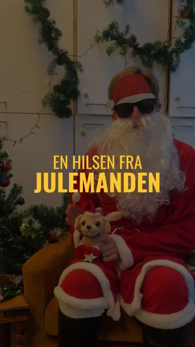 EN HILSEN FRA JULEMANDEN! 🎅🎄  Hele december har julehunden Julle været på besøg på OEG, og gemt sig de mest mærkværdige steder 👀🐾  Som tak for at passe godt på ham har julemanden sendt en lille hilsen…  🏆 Stort tillykke til vinderne:
Nicole 3.m
Amina 2.k
Smilla 3.i  I har vundet biografbilletter for jeres hjælp med at finde Julle 🎬✨
Billetterne kan hentes i administrationen.  Glædelig jul! 🎉🎄