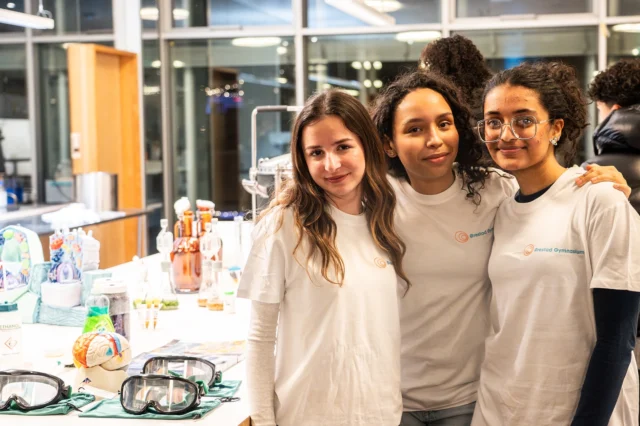 Åbent Hus på OEG! 🙌✨  Tusind tak for et fantastisk Åbent Hus i går – og for alle de gode spørgsmål, smil og samtaler 💬😊
Vi håber, I gik herfra med masser af inspiration 🌟  Nåede du ikke med i går? Så husk, at vi holder Åbent Hus for efterskoleelever den 24. januar 🗓️🏫 
Vi håber at se jer! 👋😊  Vil du vide mere om Ørestad Gymnasium? Så kan du læse meget mere via linket i bio 🔗📲  Vi glæder os til at byde den nye årgang velkommen i august 🎉🎓