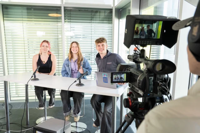 KOM MED TIL ÅBENT HUS PÅ ØRESTAD GYMNASIUM!⚡️  På torsdag kl. 17.00–18.30 åbner vi dørene til Åbent Hus på OEG 🎓  Men kan du ikke deltage fysisk? Så frygt ej!  Vores elevproducerede udvalg OEG Live er allerede i fuld gang med at gøre klar til den store live-udsendelse fra Åbent Hus 📺✨  Her kan du bl.a. møde en masse søde elever og lærere, blive klogere på studieretningerne, få en rundvisning på skolen og høre om vores udvalg og valgfag – og meget mere! 👨🏽‍🔬🎬🌍🏋️‍♀️  Du kan læse meget mere om Åbent Hus og liveudsendelsen på linket i bio 🔗