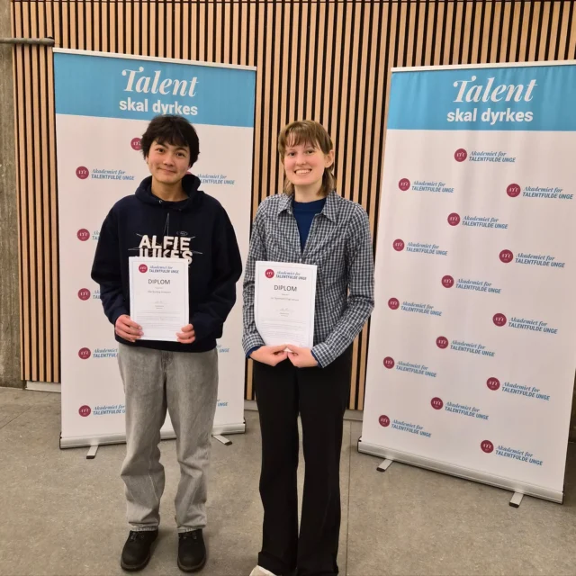 Kæmpe tillykke til Ollie (3.m) og Liv (3.k), som netop har modtaget deres diplomer efter at have gennemført det to-årige program hos Unge Talenter 💫👏  Hvis du selv har lyst til at blive udfordret lidt mere end i den daglige undervisning, så har vi på OEG masser af muligheder for talentudvikling — på tværs af fag og interesser.  Du kan fx kaste dig over Cambridge Advanced English, Sciencetalenter-camps, Model United Nations (BIGMUN), DM i Science, Georg Mohr og meget mere 💡🤩  Nysgerrig på, hvad der passer til dig? Så kan du læse meget mere på vores hjemmeside, link i bio🔗