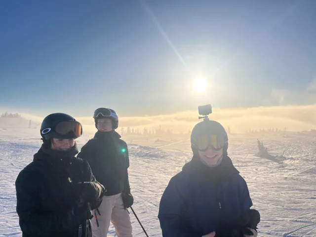 IDRÆT B SKITUR! ⛷️🇳🇴  Den seneste uge har vores 3.g Idræt B-hold været i Norge på skitur i Hafjell! ❄️✨  Det har været en mega hyggelig tur med masser af skiløb, god stemning og fællesskab på tværs af klasserne 🏔️🔥