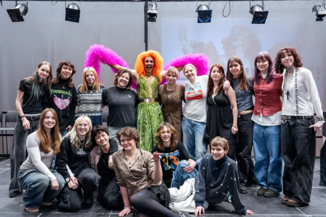 PRIDE WEEK PÅ OEG 🌈  Som opvarmning til Pride Week i næste uge, havde vi i dag besøg af skønne Mizz Privileze 💃  Med fokus på retten til at være sig selv bød dagen på rettighedsbingo, talk om rettigheder blandt minoriteter, dragshow og en festlig catwalk-konkurrence – alt sammen med @mizzprivileze som vært 💖 🎲 ✨  Glæd dig til uge 6, hvor vores LGBTQ+ udvalg skyder Pride Week i gang med filmklub, picnic og kagesalg 🍰 🎬  👉 Hold øje med Lectio for det fulde program!  Tusind tak for besøget og kæmpe cadeau til LGBTQ+ udvalget for at stable arrangementet på benene 🙌