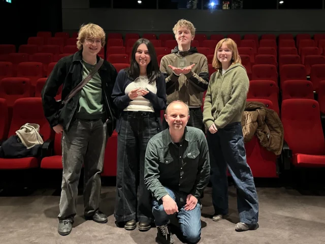 ELEVFILMFESTIVAL ØST! 🎥🎬  I lørdags var OEG repræsenteret ved Elevfilmfestival Øst i Cinemateket, med fire af vores tidligere elevers eksamensproduktion, Skud 🎬  Og wow… filmen løb med hovedprisen for Bedste film 🏆🔥  Kæmpe tillykke til holdet bag Skud: Isabella, Nanna, Magne og Sofus, som dimitterede sidste år 👏  Har du selv lyst til at se filmen, kan du finde den på vores YouTube-kanal 📺🍿