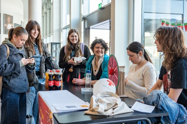 OEG CHARITY FUNDRAISER 💙  I går overtog OEG Charity kantinen for at samle ind til World Food Programme der bekæmper hungersnød 🌍  Hele frokostpausen var fyldt med aktiviteter, der blev spillet sækkekast og dart, drejet på lykkehjulet og fisket i andedammen 🎯🐥  Tusind tak for den store opbakning! Og kæmpe tak til OEG Charity for at arrangere. Vi fik samlet lidt over 2000 kr. ind 🙌