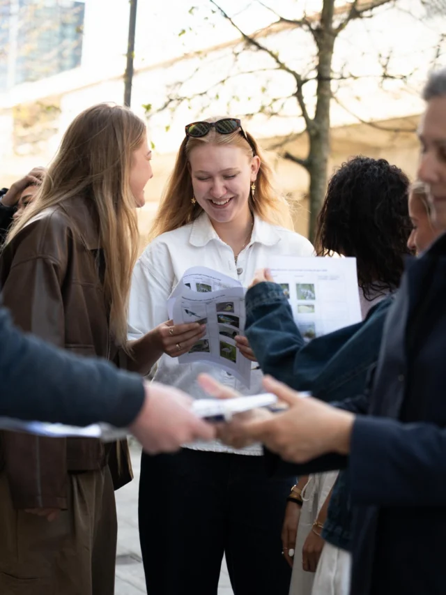 Med kun 20 dage til, at vi skyder læseferien i gang, afholdt vi i går årets sidste OEG Fælles ☀️  Hele skolen, både inde og ude i solen, summede af aktiviteter: musikworkshop, skakturnering, tekstiltryk, eventskabende workshop, biologisk fotosafari, løbetur og meget mere 🎶♟️🧵  Som noget nyt stod vores 11 nyuddannede demokratiambassadører for en stor rundboldturnering i Byparken for alle 1.g klasserne.  Demokratiambassadørerne har fået deres uddannelse af @mellemfolkeligtsamvirke 🙌, og fokus har været på at skabe mere fællesskab og trivsel blandt eleverne.  Skøn start på sommeren!🤩✨