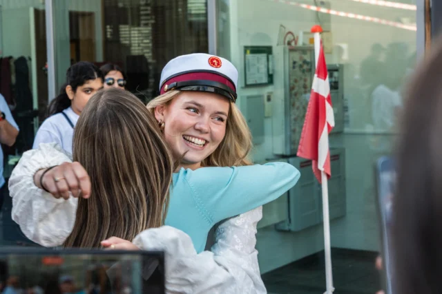 I dag er en super dag på OEG!🤩✨  For i dag blev den månedslange eksamensstilhed afbrudt af jubel, latter og glædestårer 🎉  De første studenter har fået huerne på, og tre huedage med fest, fejring og en masse glade studenter og familier er skudt i gang 🎓  Kæmpe STORT tillykke!❤️✨