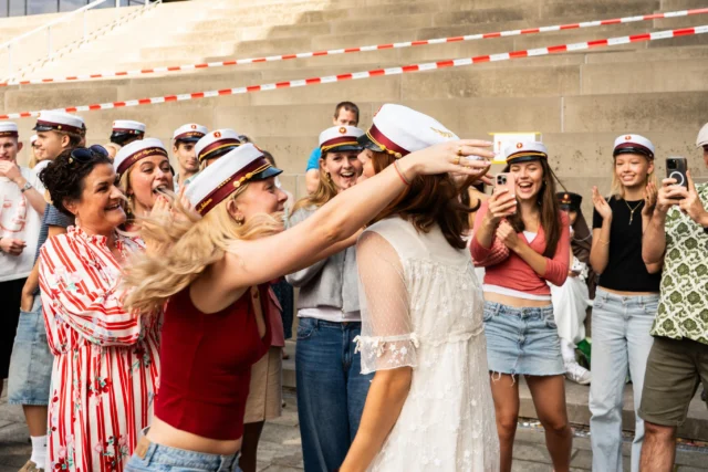 Så fik den sidste student huen på! 🎓  Tak for tre skønne dage fyldt med fest og fejring 💃  Vi ses til studenterhygge i aften og til den store dimission på fredag 🤩✨