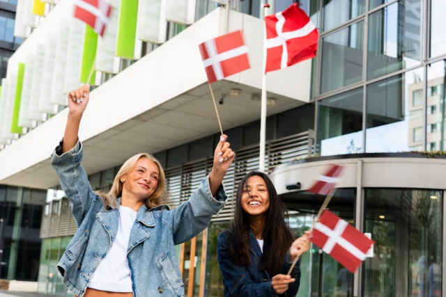 I morges bød vi 10 nye 1.g-klasser velkommen her på OEG! 💃🎉  Dagen har budt på velkomst af rektor, masser af teambuilding, grin og gode vibes. Og selvfølgelig en superfed skattejagt på skolen organiseret af vores seje tutorer 🗺️🔎🏃‍♀️  Vi sluttede dagen af i Byparken, hvor der blev spillet rundbold og hygget ⚾️🌳☀️  Vi glæder os til at lære jer endnu bedre at kende og til at bruge de næste tre år med jer! 😁✨