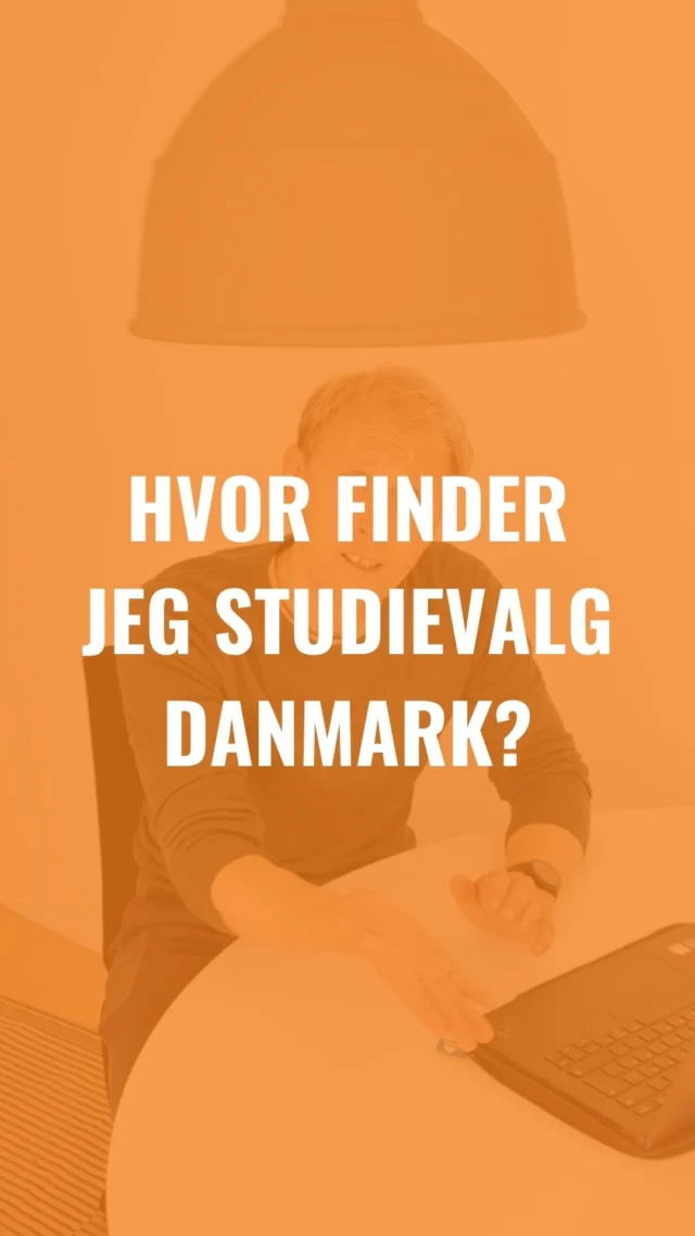 📍 Hvor finder du egentlig Thomas og Katrine på OEG?  Hvis du har brug for en snak om uddannelse, studievalg eller dine muligheder efter gymnasiet, så er Studievalg Danmark lige rundt om hjørnet 👀  I denne video viser vi dig vejen, så du nemt kan finde frem til dem næste gang du har brug for vejledning 🎓✨  👉 Vil du booke en samtale? Find linket i bio!