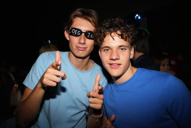 Solbrillerne gik på omgang sidste fredag, da festudvalget afholdt årets første fest! 🎉🕶️  Her er lidt minder fra en fantastisk aften 📸❤️  Husk at følge med på @oegfest for mere info om de kommende fester!⚡️