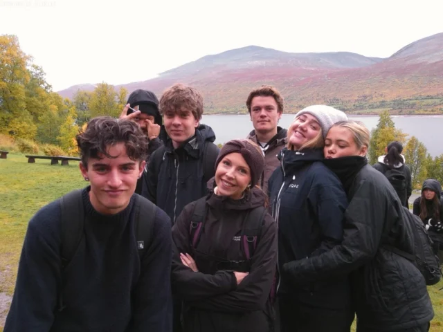 2i har byttet Ørestad ud med fjelde og norsk efterår! 🇳🇴  I denne uge har vores skønne 2i sammen med Charlotte og Signe været i Trondheim for at besøge vores Erasmus+ samarbejdsskole, Thora Storm videregående skole 🧳  Turen har budt på både fjeldlejrskole og privat indkvartering hos norske elever og masser af tid til at lære hinanden og vores nordiske naboer bedre at kende.  Fokus har været på nordisk fællesskab, sprog og unges forhold til naturen. Og selvfølgelig skulle naturen også opleves i praksis 🥾⛰️  Eleverne har bl.a. været på fjeldtur ved Gjevilvasshytta og arbejdet med biotopanalyser undervejs.  Tak til Thora Storm for at tage så godt imod os. Vi glæder os til at gøre gengæld, når de norske elever besøger OEG til foråret 🇩🇰🇳🇴