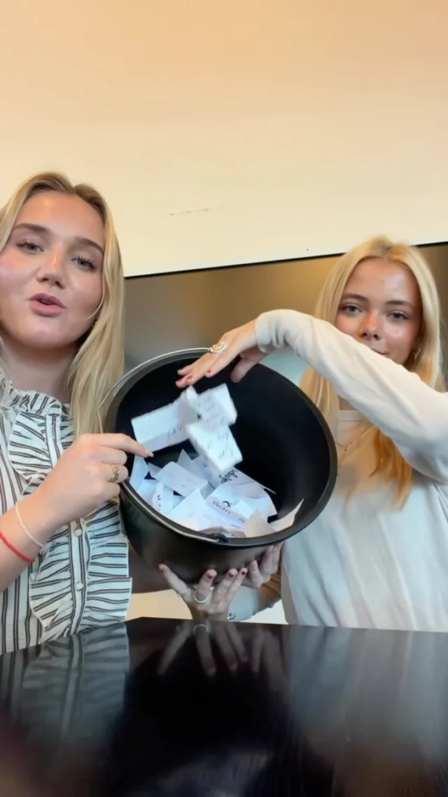 Festudvalget er klar! 💃🪩  I kom med tema-idéerne til udvalgsbazaren og nu er det vores job at finde ud af, hvilke der faktisk kan blive til virkelighed 👀  Der er blevet skrevet lidt af hvert… nogle idéer mere realistiske end andre 💀  Hvilken idé er jeres favorit? 👇🔥