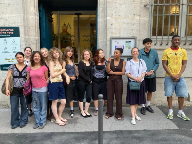 Postkort fra Lyon 🇫🇷☀️  Fransk A har været en tur til Lyon, hvor 11 elever har nydt fem dage med 28 graders varme, fransk kultur og masser af sproglig praksis.  Undervejs besøgte vi flere forskellige kunstmuseer, fulgte undervisningen med de franske elever på et gymnasium, var på skattejagt gennem byen og selvfølgelig blev der talt masser af fransk! 🗣️✨  Merci, Lyon, for en skøn tur! ❤️🤍💙